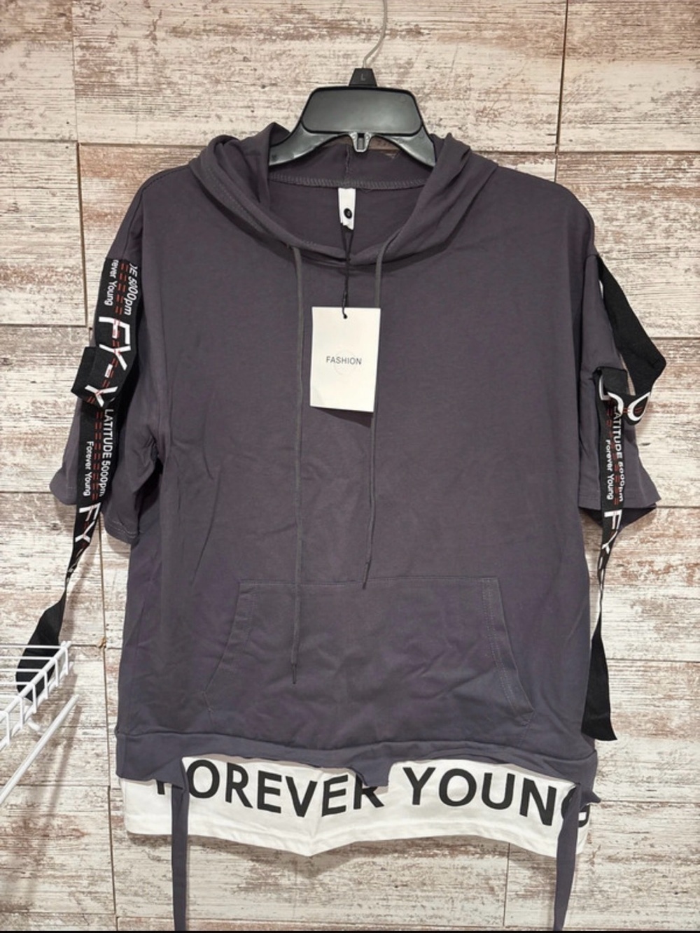 Fashion Charcoal Gray Short-Sleeve Hoodie with 'Forever Young' Hem